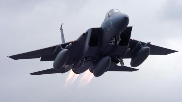 Eine F-15 Eagle steigt mit Nachbrennern auf.