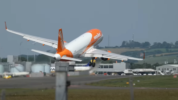 Die Landung eines Easyjet Airbus A320 scheint schiefzugehen.