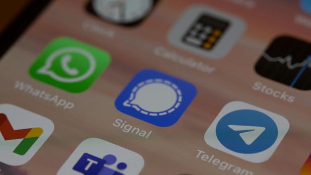 Symbolbild von WhatsApp, Signal und Telegram auf einem Smartphone.