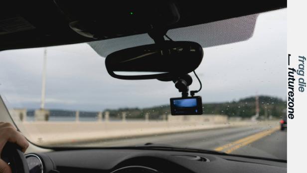 Eine Dashcam ist an der Windschutzscheibe eines Autos befestigt.
