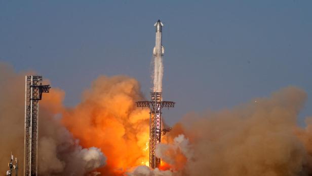 SpaceX's Starship-Raumschiff der nächsten Generation auf seiner Super Heavy-Trägerrakete wird gestartet.