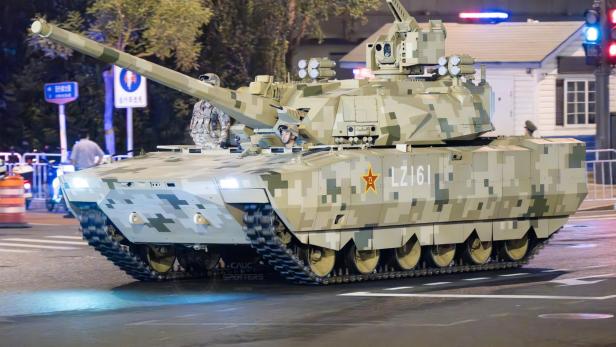 Ein chinesischer ZTZ-201-Panzer fährt auf einer städtischen Straße.