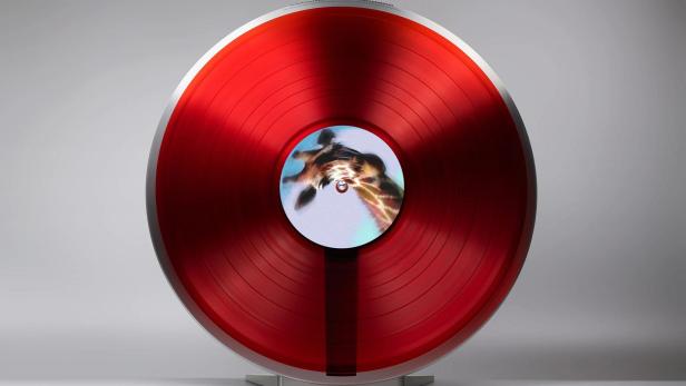 Eine rote Schallplatte mit einem Bild einer Giraffe in der Mitte.