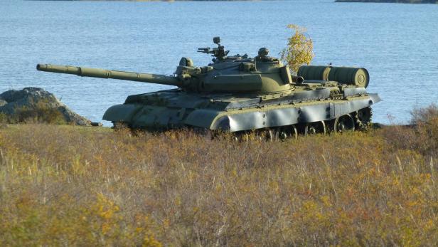Ein T-62M Panzer steht am Ufer eines Sees.