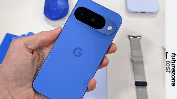 Eine Hand hält ein blaues Google Pixel Smartphone.
