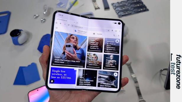 Ein Google Pixel Fold Smartphone wird in der Hand gehalten.