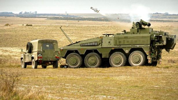 Boxer startet eine Javelin-Rakete.