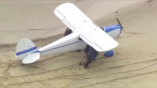 Mehrere Versuche und Helfer waren nötig, damit sich das Flugzeug aus dem weichen Sand befreien konnte.