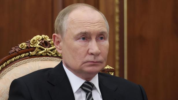 Wladimir Putin in einem schwarzen Anzug.