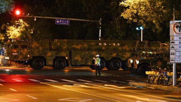 Ein Militärfahrzeug vom Typ HQ-29 steht nachts auf einer Straße in China.