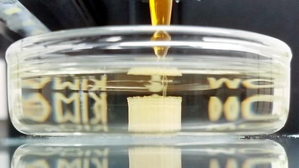 Eine Tinte aus Nanopartikeln wird nach einer Wärmebehandlung zu einem kristallinen Supraleiter.