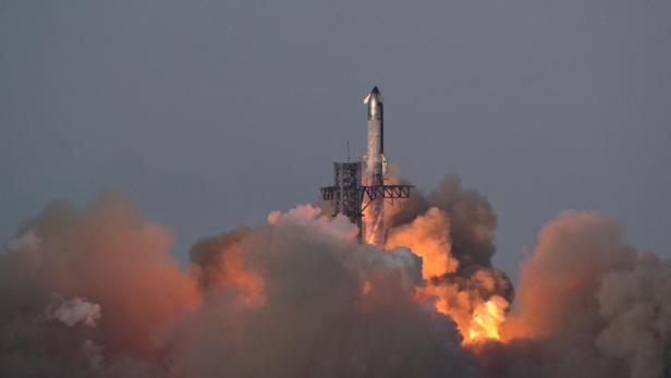 Ein SpaceX Super Heavy Booster, der das Starship-Raumschiff trägt, hebt zu seinem 10. Testflug ab.
