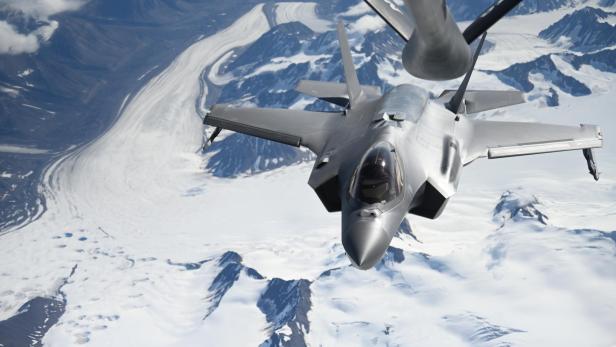 Eine F-35A bei der Luftbetankung.