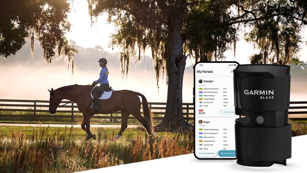 Das neue Tracking-Gerät von Garmin mit Pferd im Hintergrund.