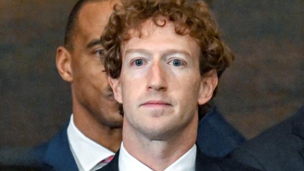 Zuckerberg im Anzug bei der Amtseinführung von Donald Trump.