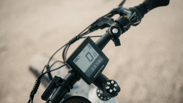 Blick auf die Anzeige eines E-Bikes.