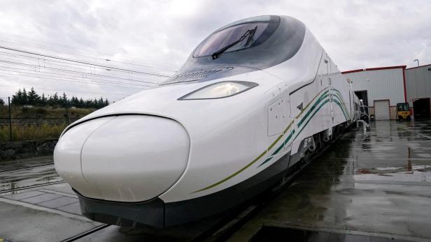 Ein Hochgeschwindigkeitszug für eine Strecke in Saudi-Arabien zwischen Medina und Mekka steht im Werk des spanischen Zugherstellers Talgo in Rivabellosa.