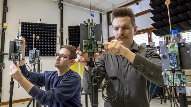 Die Forscher von der TU Graz montieren IoT-Geräte im Ultrabreitband-Labor der TU Graz.