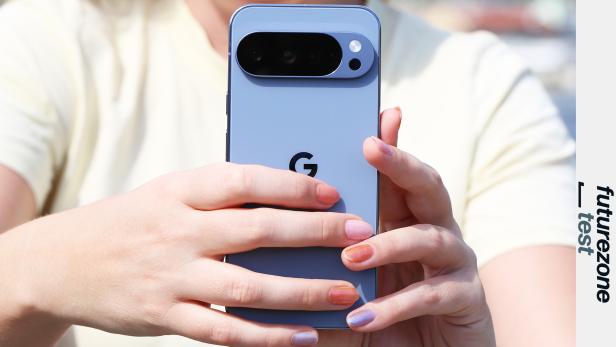 Eine Person hält ein blaues Google Pixel Smartphone in den Händen.