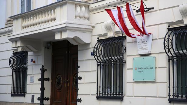 Das Bundesministerium für Inneres in Wien mit österreichischen Flaggen.