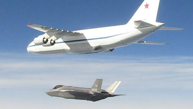 Ein Foto des Abfangmanövers.