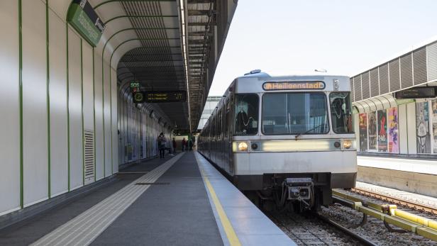 Ein Zug der Linie U4 nach Heiligenstadt steht in der Station Braunschweiggasse.