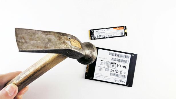 Zwei Festplatten und ein Hammer.