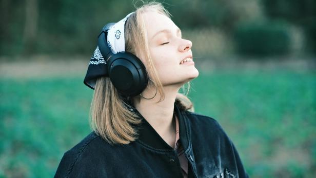 Symbolbild: Frau mit Kopfhörern.