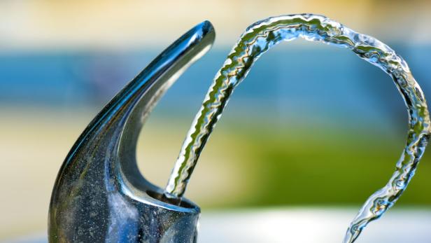 Ein Trinkbrunnen mit fließendem Wasser.