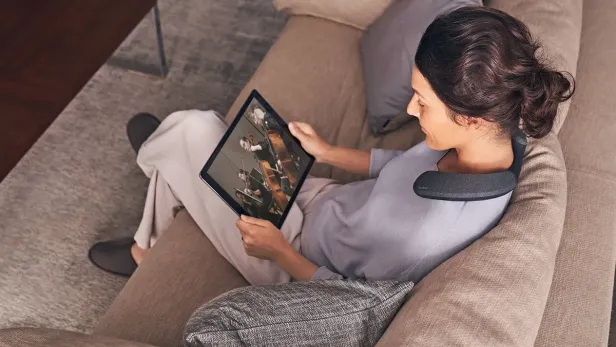 Die SRS-NS7 Nackenkopfhörer von Sony.