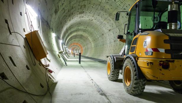 Ein gelbes Baufahrzeug befindet sich in einem Tunnel.