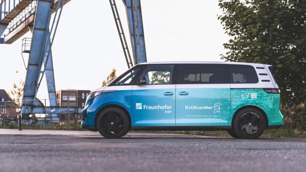 Ein blau-türkis-weißer Van mit „Fraunhofer IDMT KI4BoardNet“-Aufdruck.