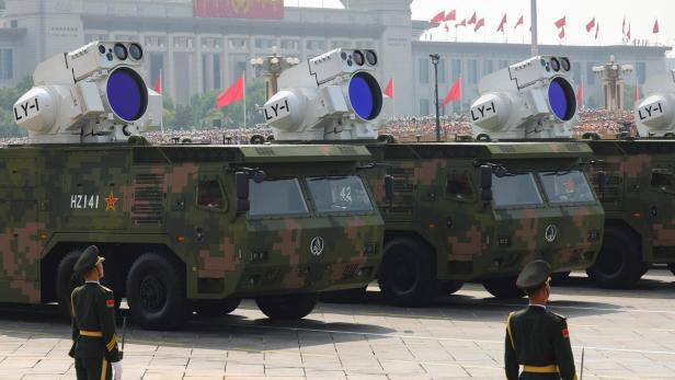 Mehrere chinesische LY-1-Laserwaffen auf Militärfahrzeugen während einer Parade.