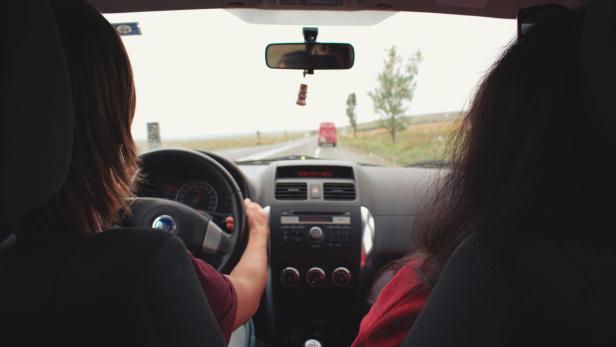 Blick aus der Windschutzscheibe vom Rücksitz aus.