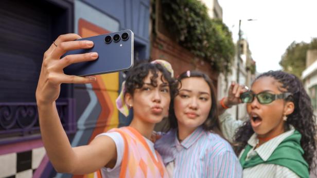 Drei junge Frauen machen ein Selfie mit einem Samsung Galaxy S25 FE.