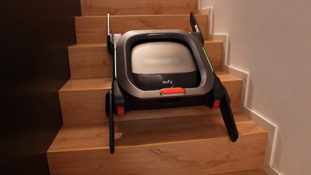 Der Marswalker erklimmt eine Treppe.