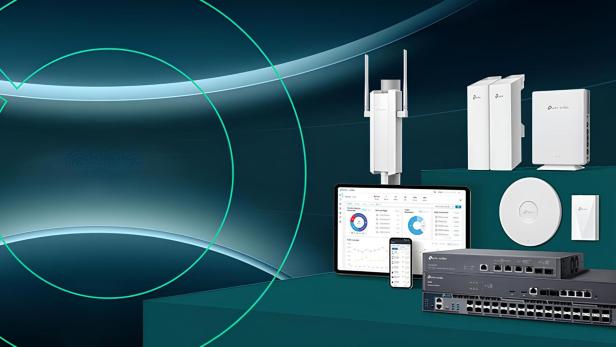 Verschiedene Netzwerkgeräte von TP-Link Omada auf einem Tisch präsentiert.