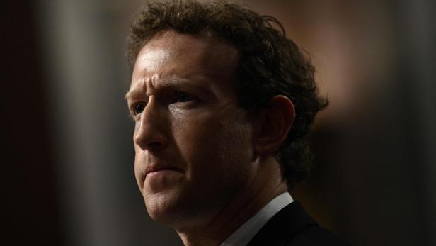 Ein Porträt von Mark Zuckerberg in Anzug und Hemd.