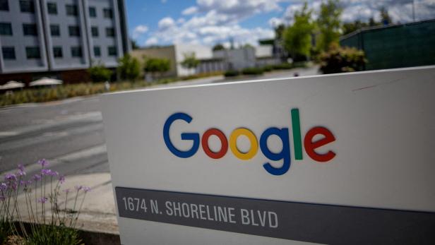 Google-Schild neben Straße.