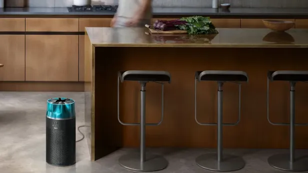 Der Luftreiniger steht neben einem Küchenschrank.