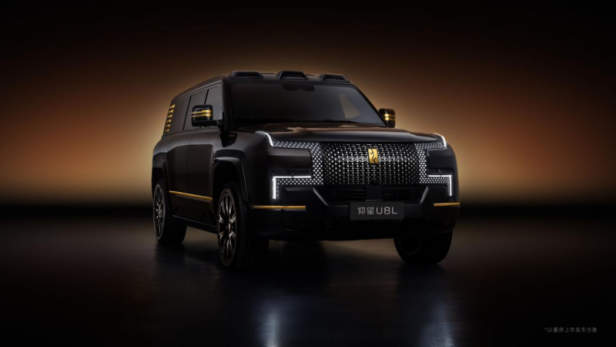 Der Yangwang U8L von BYD in einer Studioaufnahme.