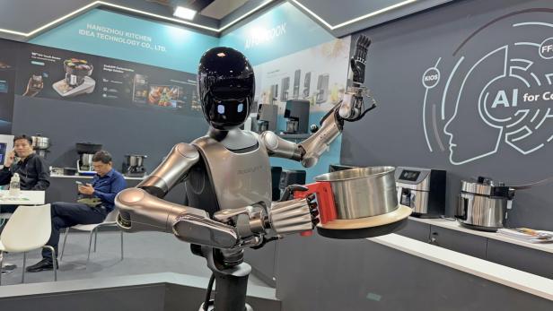 Der Küchenroboter Robbyant hält einen Topf.