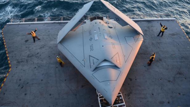 Die US Navy experimentierte bereits Mitte der 2010er-Jahre mit der X-47B. Jetzt könnte CCA wieder unbemannte Kampfflugzeuge auf Flugzeugträger bringen.