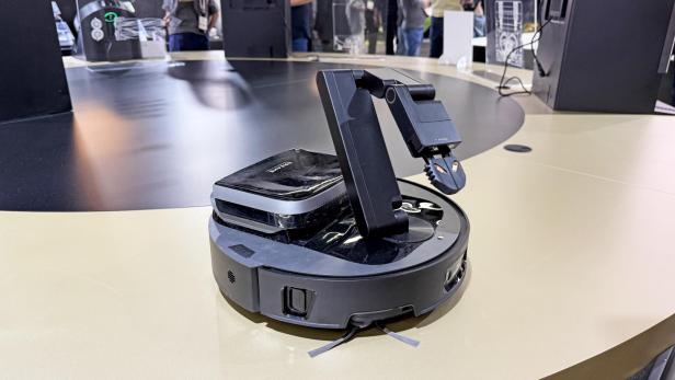 Der Dreame Cyber 10 Ultra Saugroboter mit Reinigungsstation auf einem Tisch.