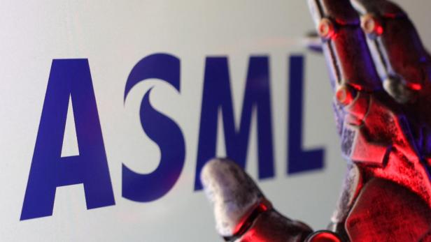 Eine Roboterhand vor dem Logo von ASML.