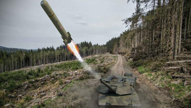 Ein Panzer feuert eine Akeron MBT 120-Rakete in einem Waldgebiet ab.