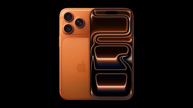 Ein orangefarbenes iPhone 17 Pro mit drei Kameras auf der Rückseite.