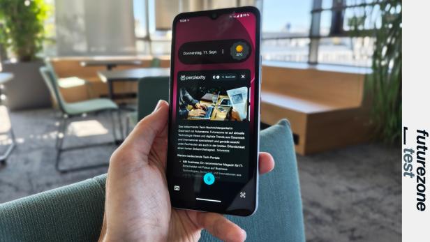 Das T Phone 3 mit der „Antwort-Maschine“ Perplexity.