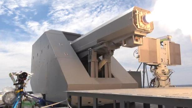 Eine Railgun wird auf einem Schiff getestet.