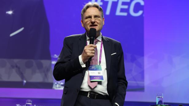 Andreas Kugi auf der Bühne bei den Technology Talks im Wiener Museumsquartier.